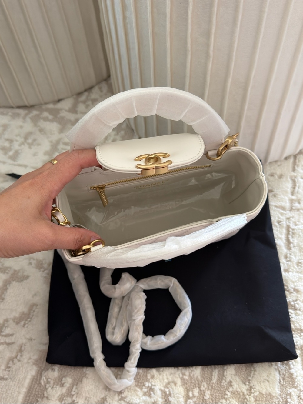 Chanel makeup bag white - Picture 4 of 4